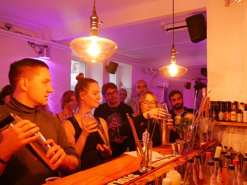 Eine Gruppe von Menschen schüttelt Cocktail-Shaker