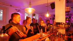 Eine Gruppe von Menschen schüttelt Cocktail-Shaker