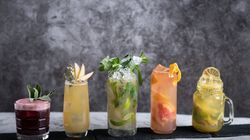 Mehrere fertig gemixte Cocktails mit Dekoration