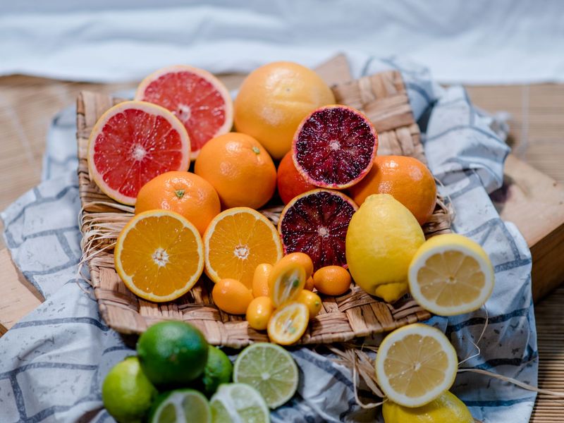 Frisch aufgeschnittene Zitrusfrüchte