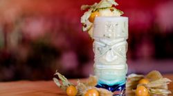 Bild von einem Swimming Pool Cocktail mit Physalis-Deko