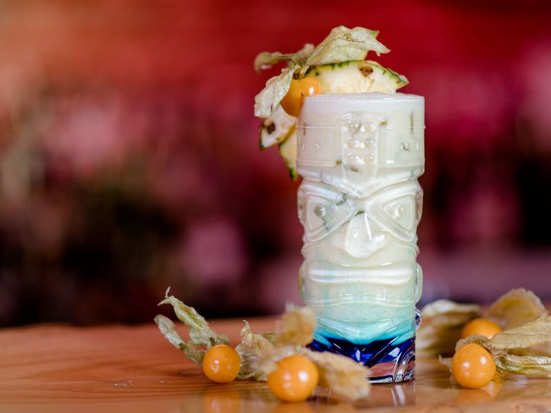 Bild von einem Swimming Pool Cocktail mit Physalis-Deko