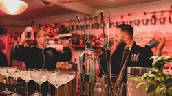 Leere Cocktailgläser auf einer Bar