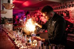 Der Barkeeper liefert eine Feuer-Show bei dem Einschenken im Cocktail-Tasting in der Cocktailschule Frankfurt