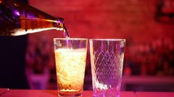 Einschenken von Apfelwein in ein Glas