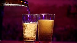Einschenken von Apfelwein in ein Glas