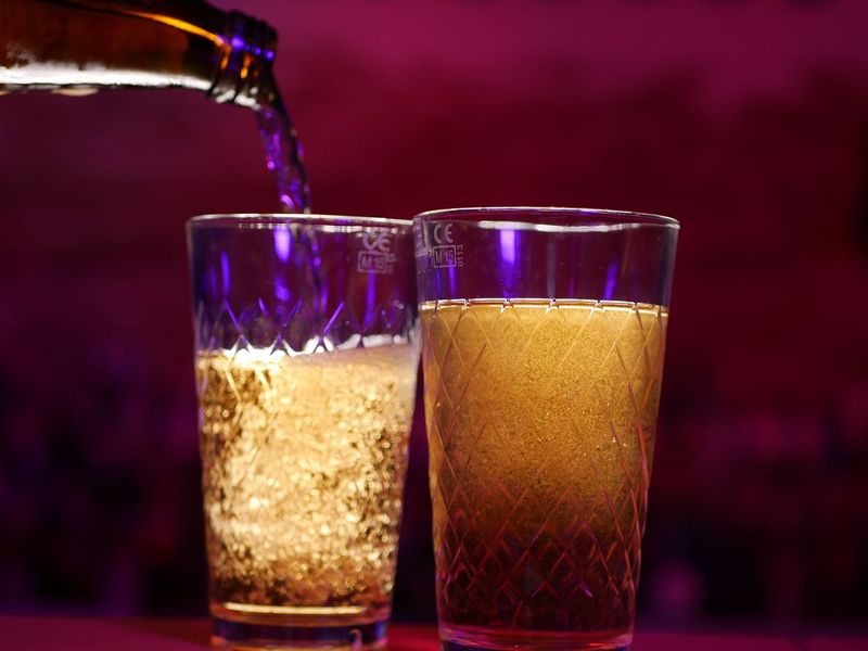 Einschenken von Apfelwein in ein Glas