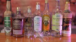 Mehrere Cachaca-Flaschen stehen aufgereiht auf einer Bar
