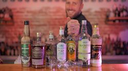 Ein Mann hält eine Flasche Cachaca und lächelt