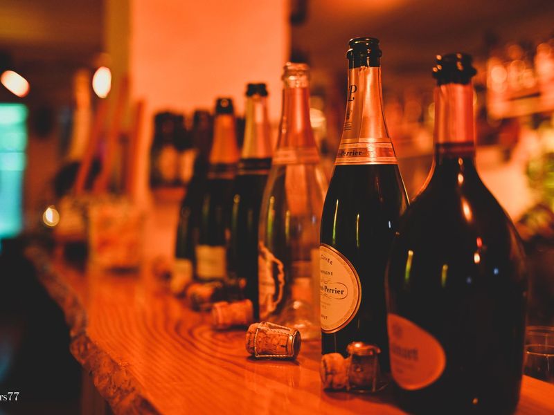 Champagner-Flaschen auf der Bar in der IN-LIVE-Cocktailschule Frankfurt