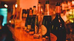 Champagner-Flaschen auf der Bar in der IN-LIVE-Cocktailschule Frankfurt