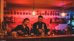 Champagner-Flaschen auf der Bar in der IN-LIVE-Cocktailschule Frankfurt