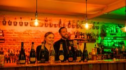 Champagner-Flaschen auf der Bar in der IN-LIVE-Cocktailschule Frankfurt