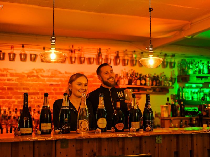 Champagner-Flaschen auf der Bar in der IN-LIVE-Cocktailschule Frankfurt