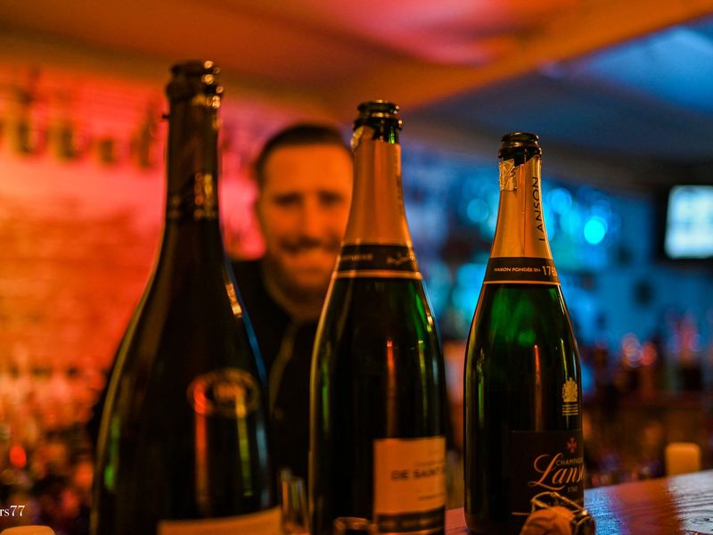 Champagner-Flaschen auf der Bar in der IN-LIVE-Cocktailschule Frankfurt