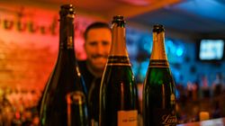 Champagner-Flaschen auf der Bar in der IN-LIVE-Cocktailschule Frankfurt