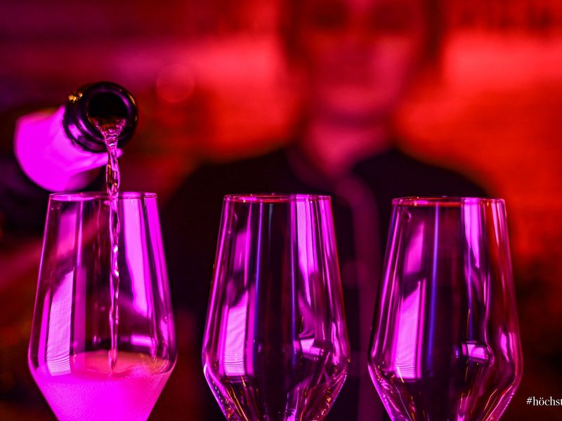 Nahaufnahme von Champagnergläsern in der IN-LIVE-Cocktailschule Frankfurt