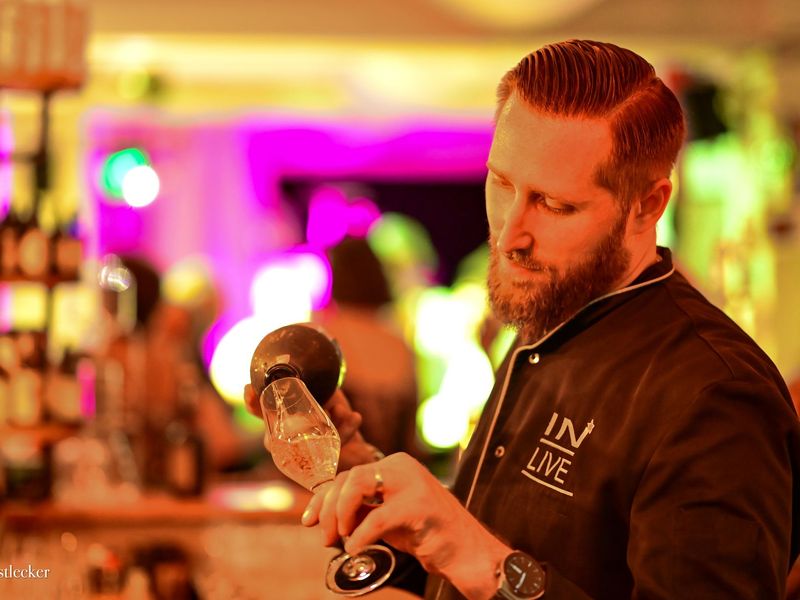 Champagner-Flaschen auf der Bar in der IN-LIVE-Cocktailschule Frankfurt