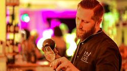 Champagner-Flaschen auf der Bar in der IN-LIVE-Cocktailschule Frankfurt