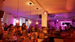 TeilnehmerInnen eines Cocktailkurses hören den Anweisungen zu