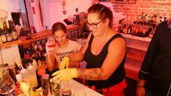 Teilnehmer bei dem Family Cocktailworkshop mixen hinter der Bar Cocktails