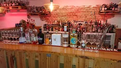 Mehrere Gin-Flaschen stehen aufgereiht auf einer Bar