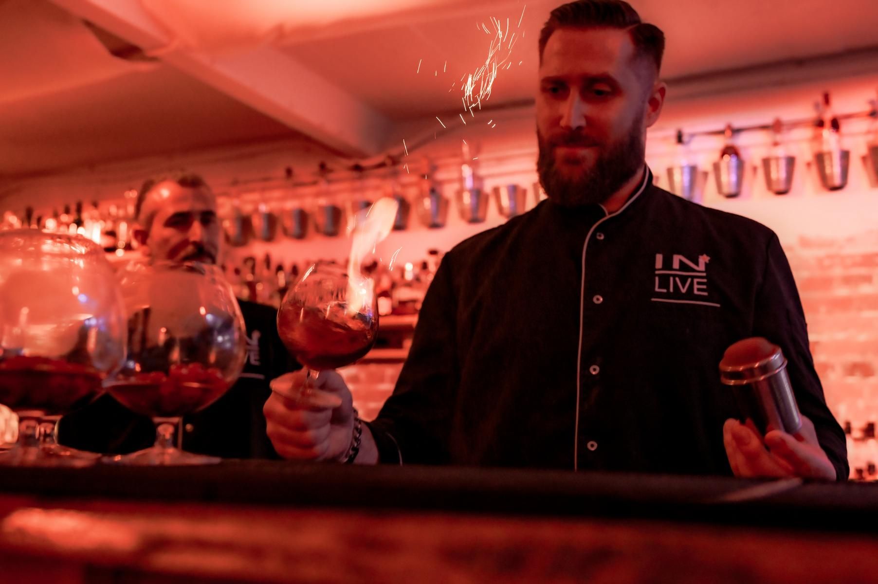 Markus Kern zeigt eine Feuershow im Cocktailglas