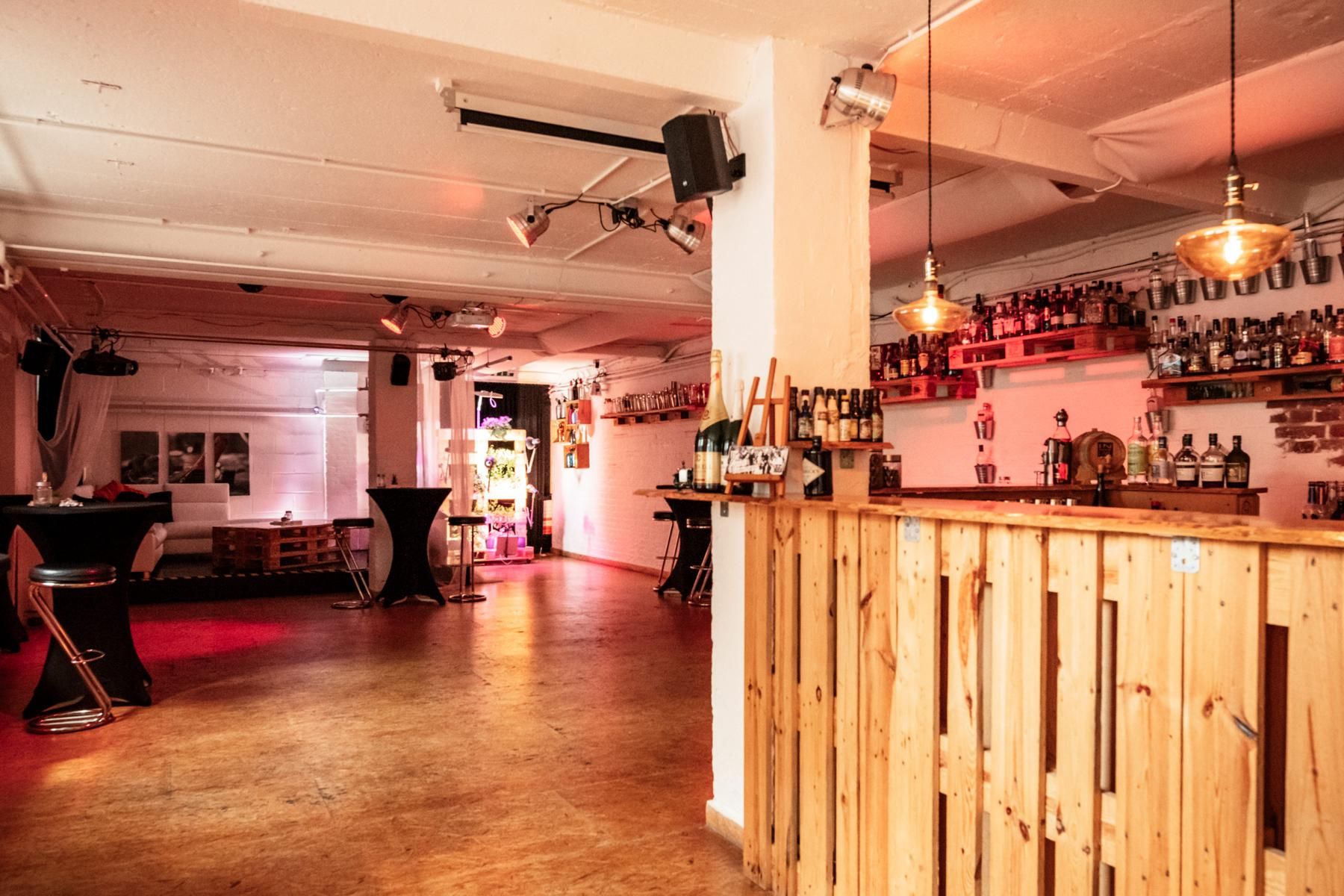 Bar, Lounge und Tanzfläche der Eventlocation