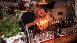 Feuerzauber bei dem Cocktailmixen