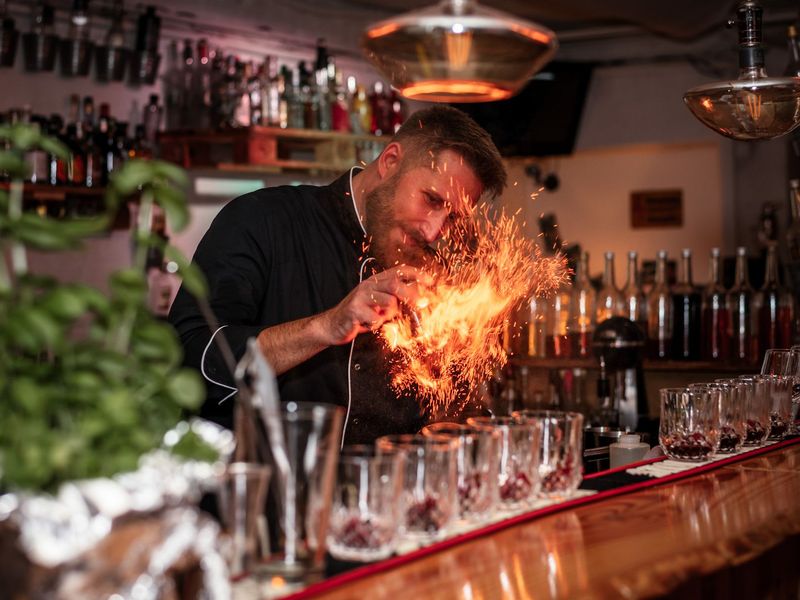 Feuerzauber bei dem Cocktailmixen