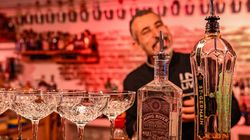 Bilder mit Gin-Flasche und Gläsern auf der Bar im Profi-Cocktail-Workshop