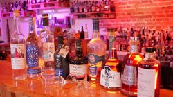 Rumflaschen auf der Bar