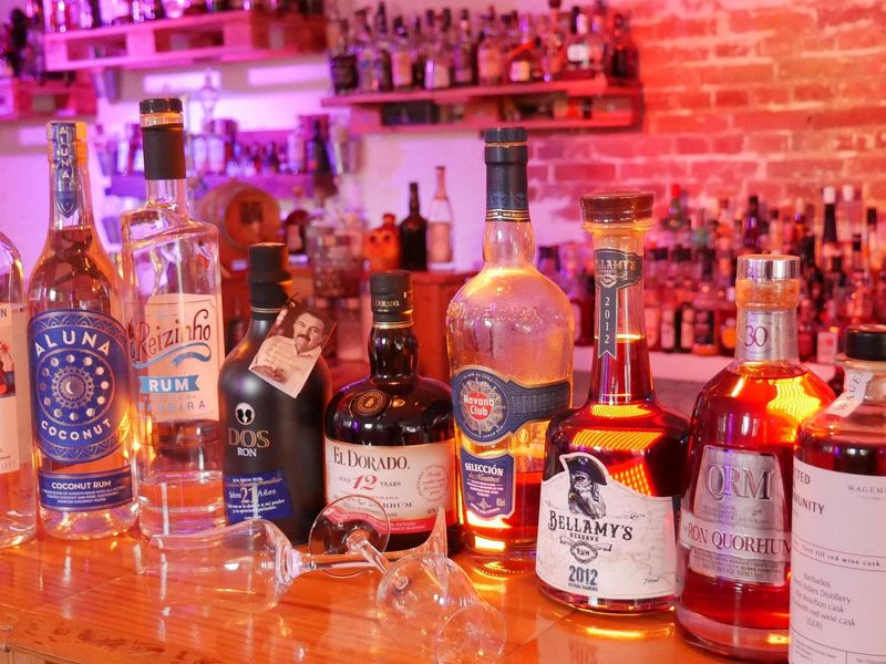 Rumflaschen auf der Bar