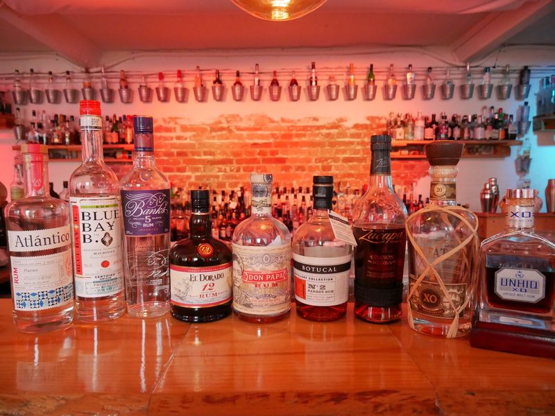 Rumflaschen auf der Bar