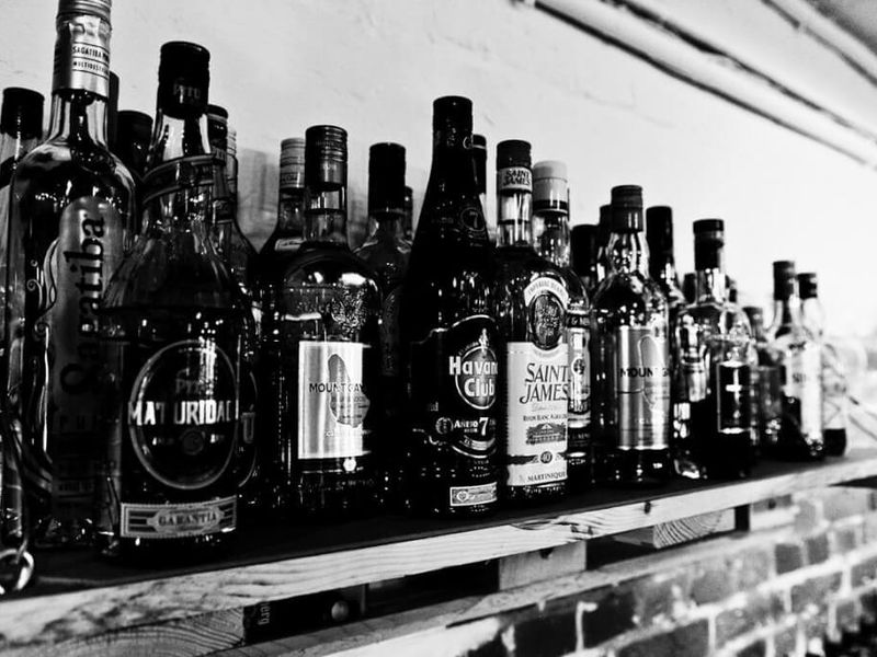 Rumflaschen auf der Bar