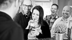 Glückliche, motivierte Mitarbeiter bei einem Teamevent in Frankfurt