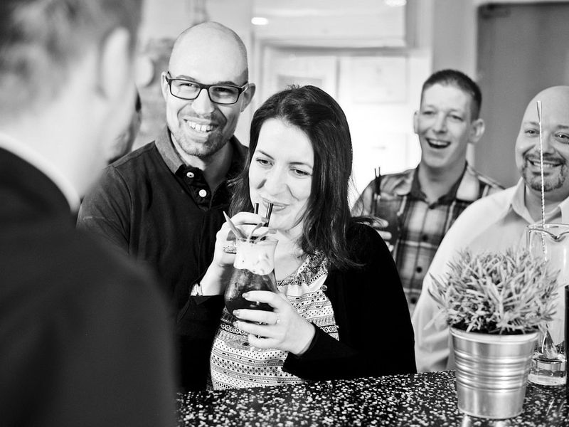 Glückliche, motivierte Mitarbeiter bei einem Teamevent in Frankfurt