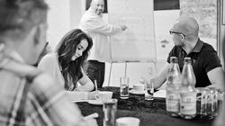 Glückliche, motivierte Mitarbeiter bei einem Teamevent in Frankfurt