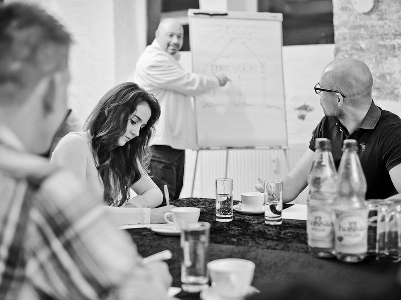 Glückliche, motivierte Mitarbeiter bei einem Teamevent in Frankfurt