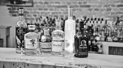 Mehrere Whisky-Flaschen stehen aufgereiht auf einer Bar