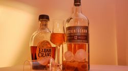 Mehrere Whisky-Flaschen stehen aufgereiht auf einer Bar